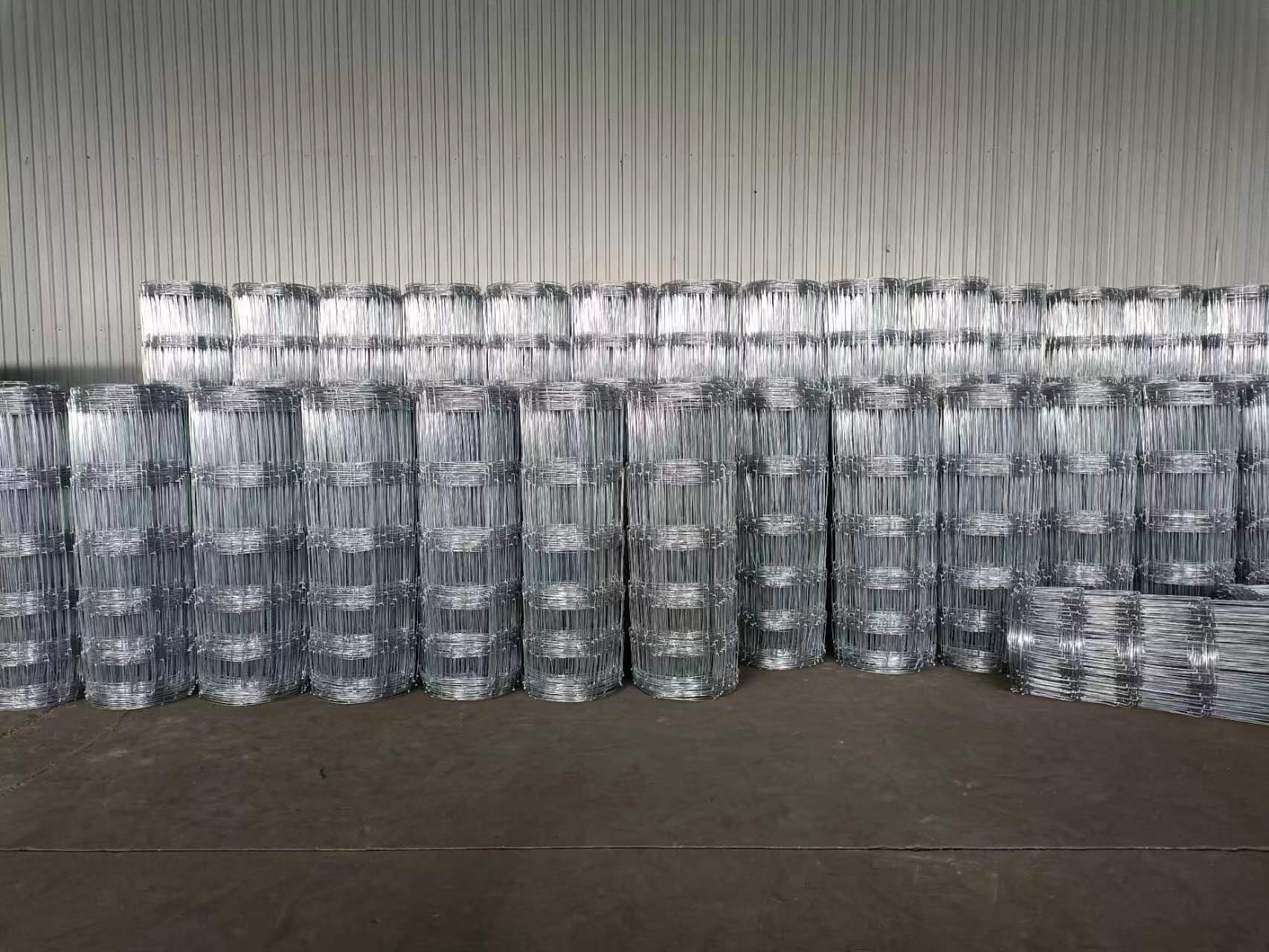 Galvanized Fixed Knot Field Fence Metal Iron White Garden Fence Aluminum Fence Low Carbon Steel Wire Main Iron Gate Designs