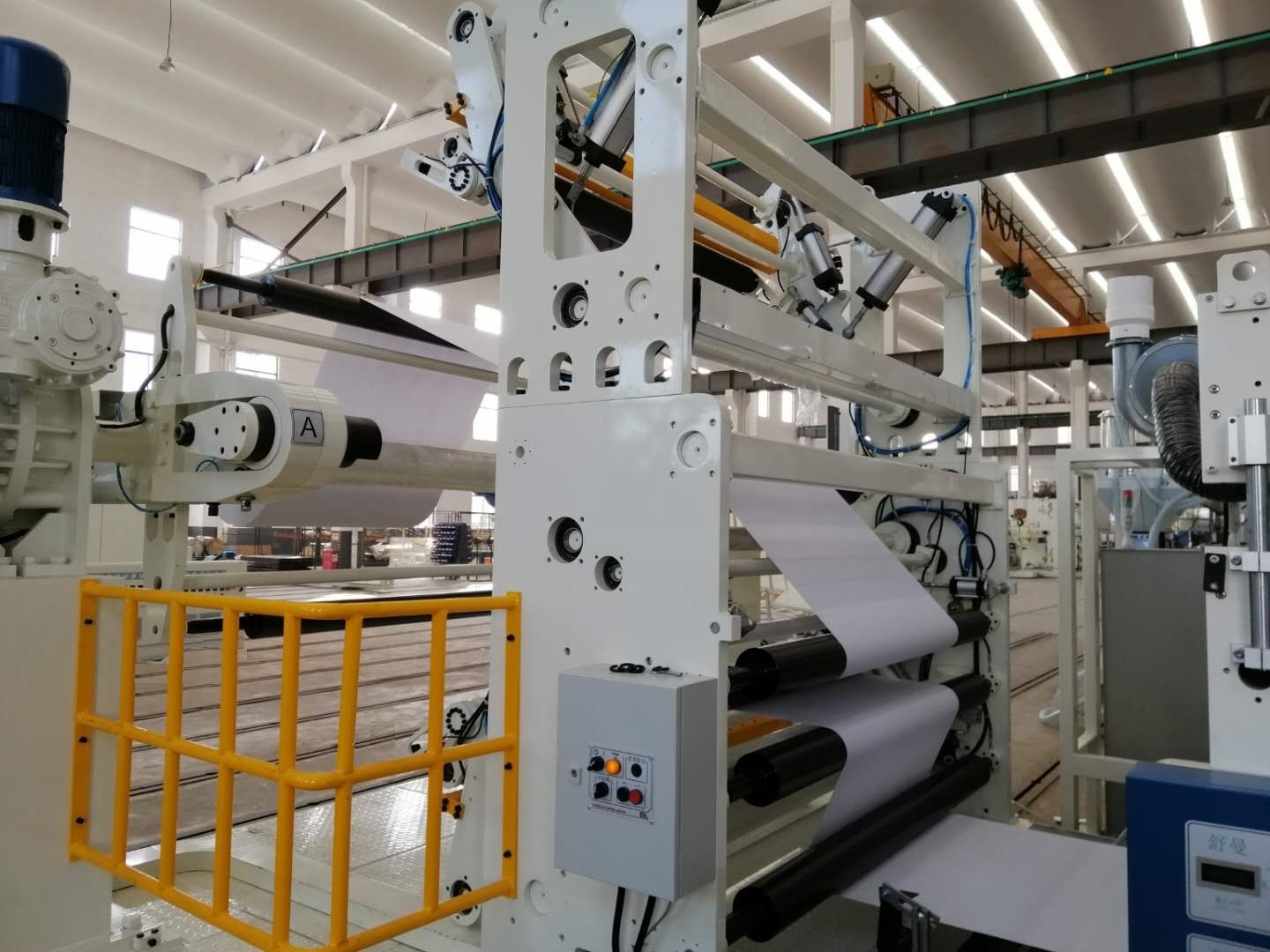 1200-1600mm Large Non Woven Paper Automatic Laminating Machine With 2 Automatic Turnover Air Shaft High Speed White Blue