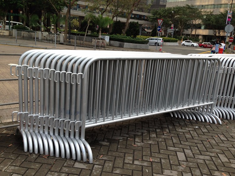 Traffic safety crowd control barrier fence