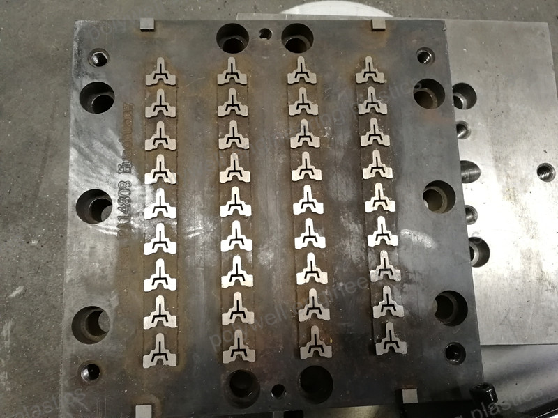 Injection Mold Put In Nylon Thermal Barrier Strip Extruding Machine