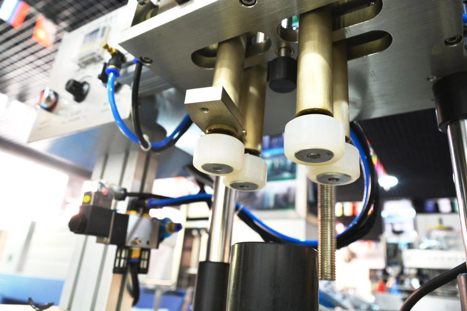 Small cost semi-auto pneumatic tabletop plastic water bottle screw capping machine