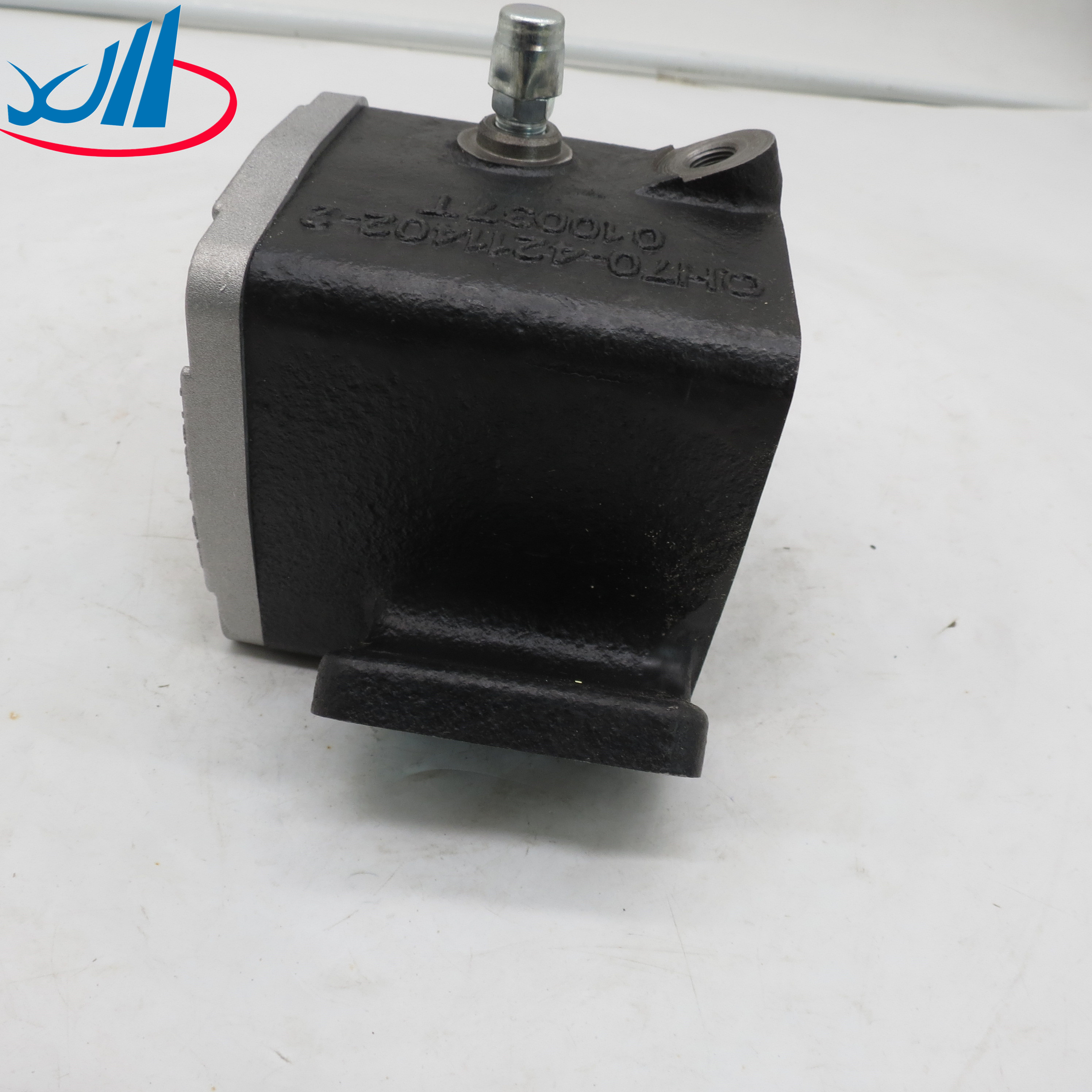 Iron Material Intermediate Cylinder For Truck QH70-4211402-2