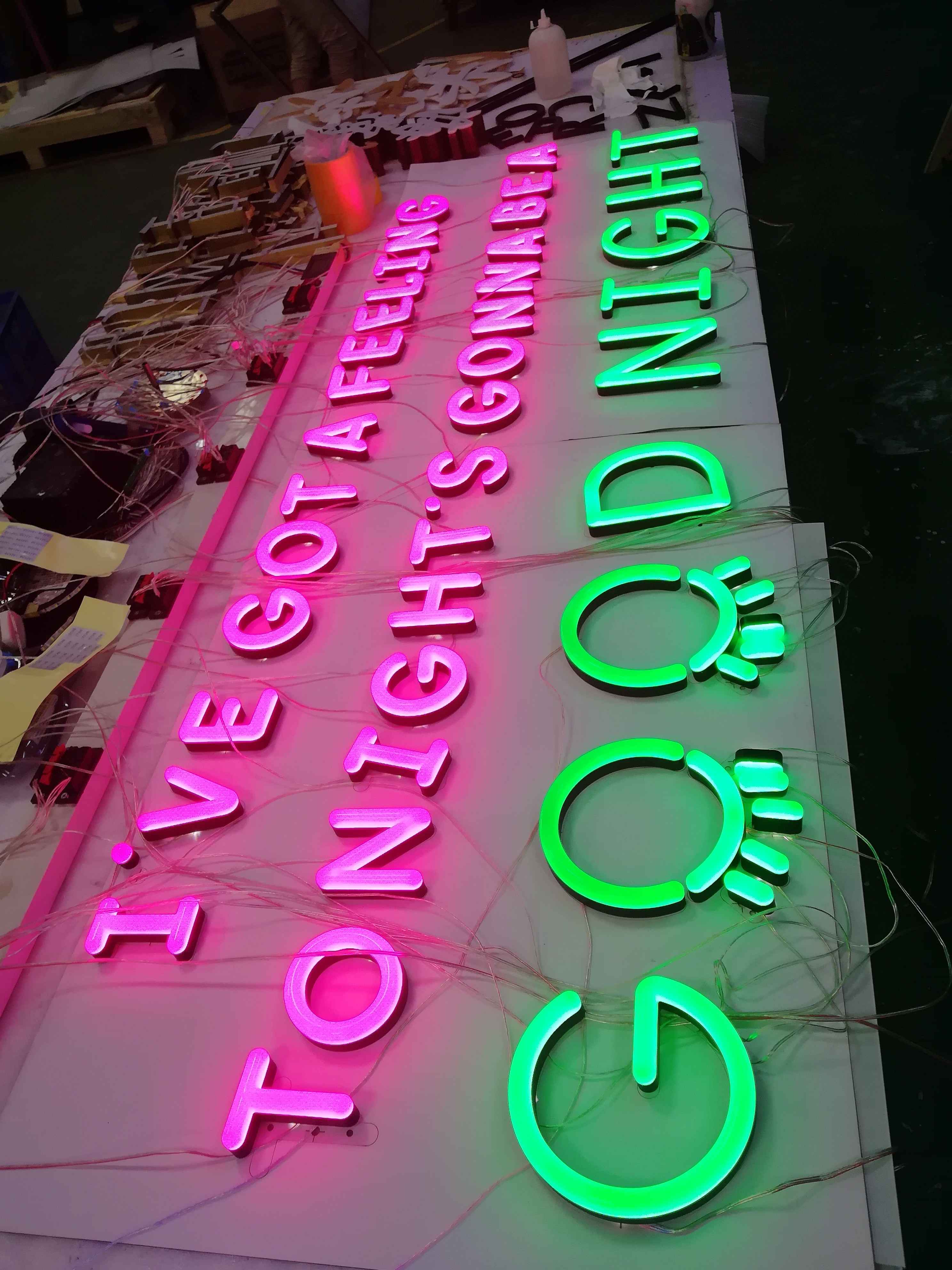 Outdoor indoor Green Pink Neon Signs Wall Mounted / Free Standing 25mm