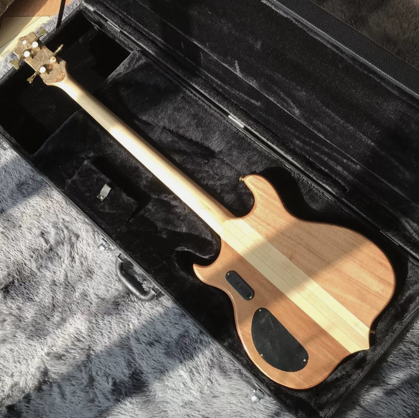 Custom 42 inch active pickup neck through body veneer maple top 4 strings Alembic style electric bass