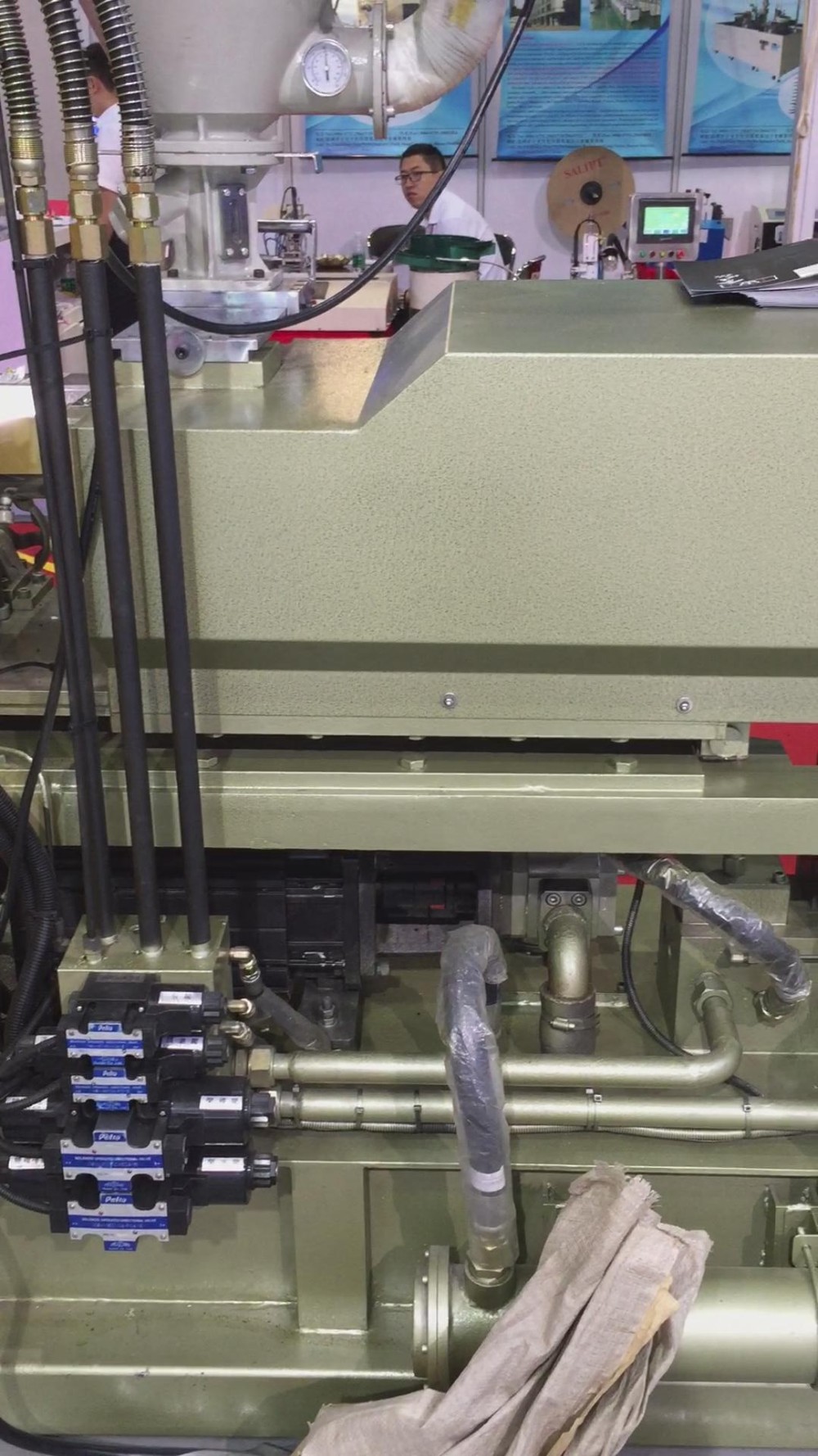 Hydraulic Double Slide Injection Molding Machine 85T 267 Cm3 Theoretical Shot Volume