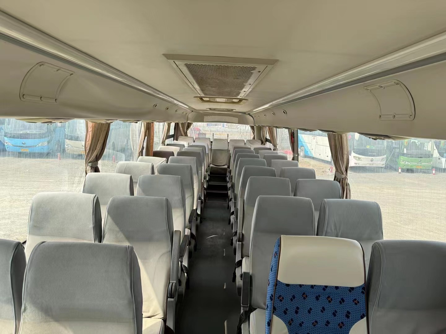Coach Bus Long Distance Kinglong XMQ617 Bus 47 Seats 2018 Year Leaf Spring Luggage Compartment