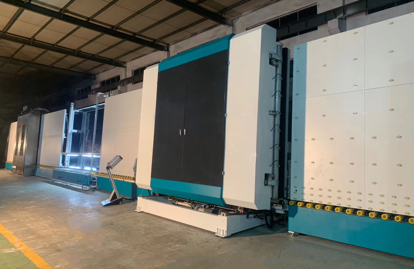 Vertical Insulating Glass Production Line Gas Filling And Pressing Robot With Ai System