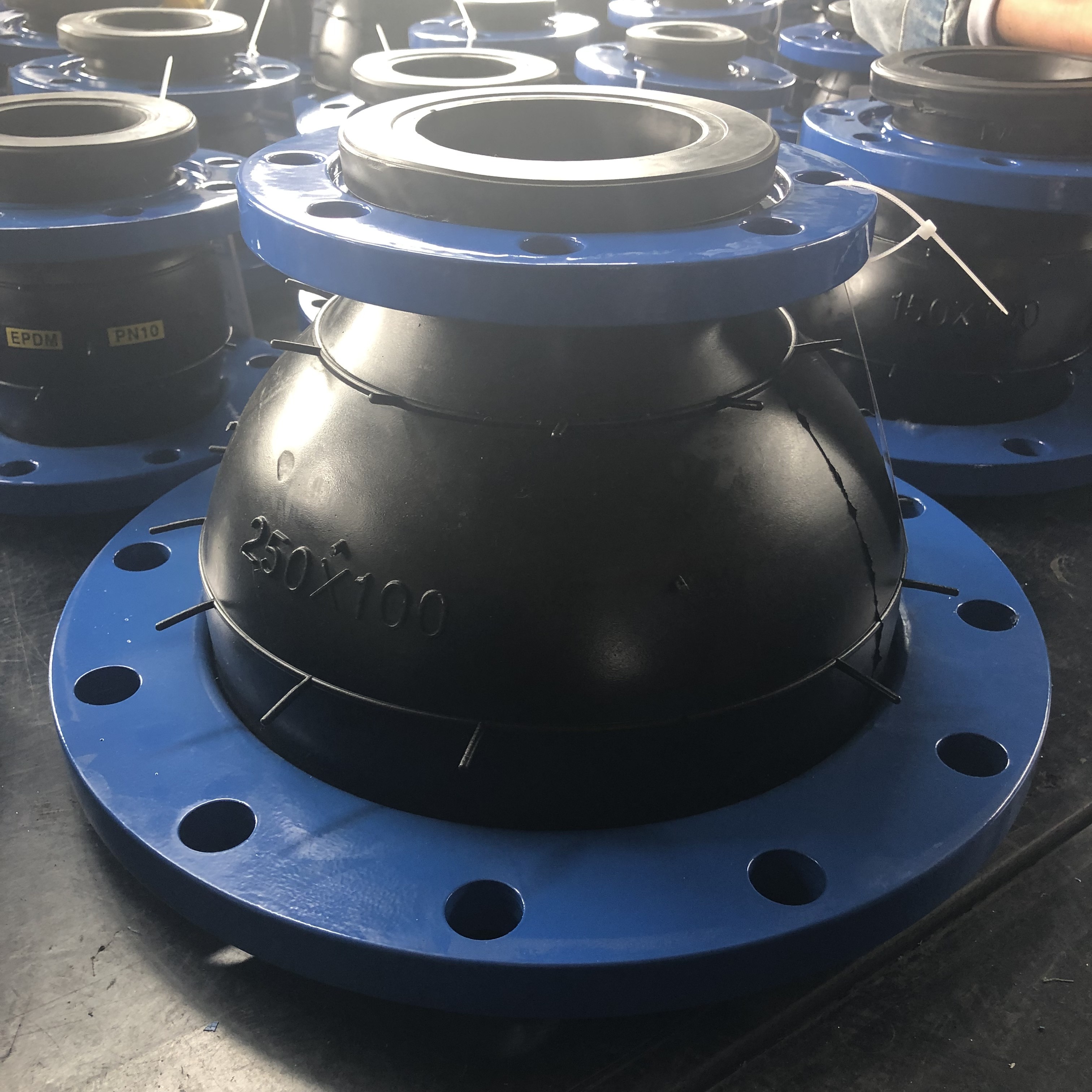 Chemical pipeline concentric reducer rubber expansion joint Manufacturer and wholesale of concentric rubber expansion joints with different paths High