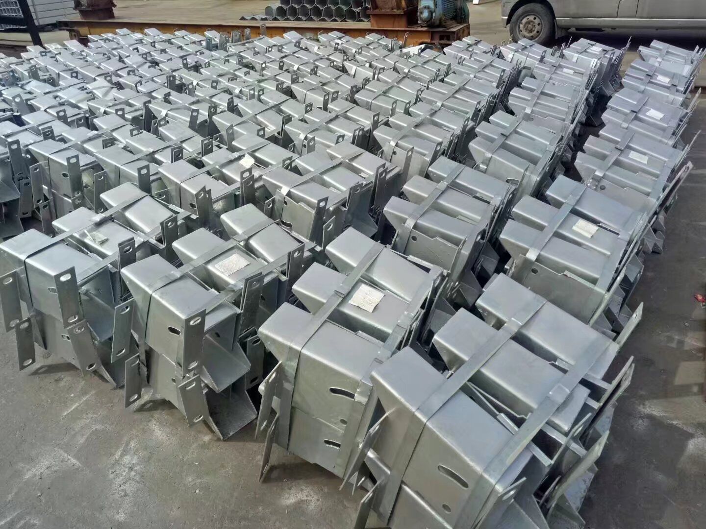 Highway Road Vehicle Barrier Galvanized Powder Coated Thrie Beam W Beam Guardrail