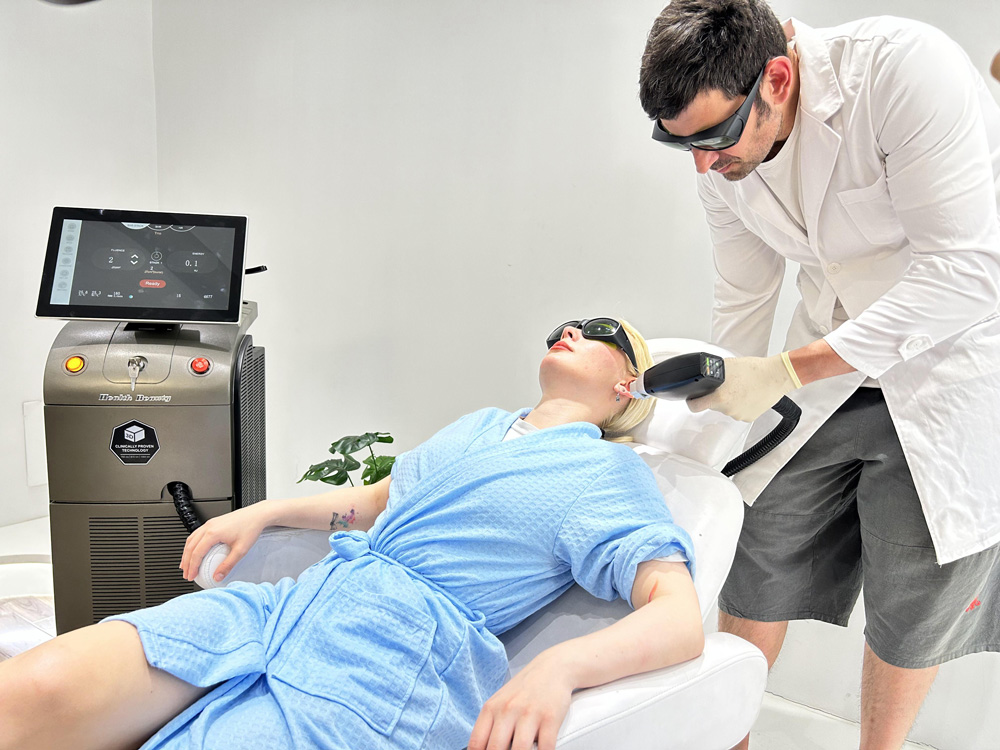 Four Wavelengths Multifunctional Beauty Machine 2400W Laser Hair Removal Machine