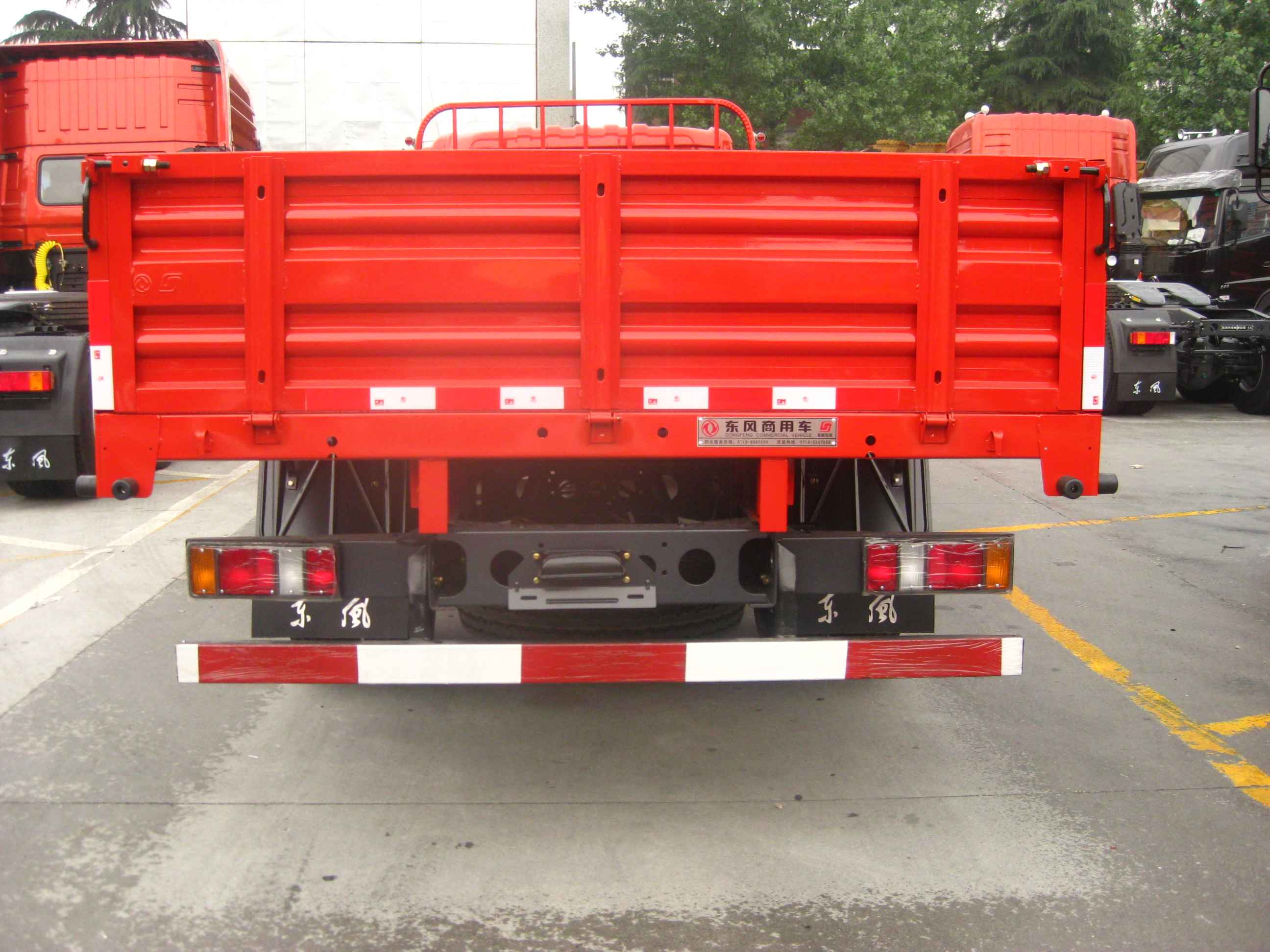 Dongfeng 4x2 8ton Medium Cargo Truck for Logistics Half a Row Seat and Manual Window
