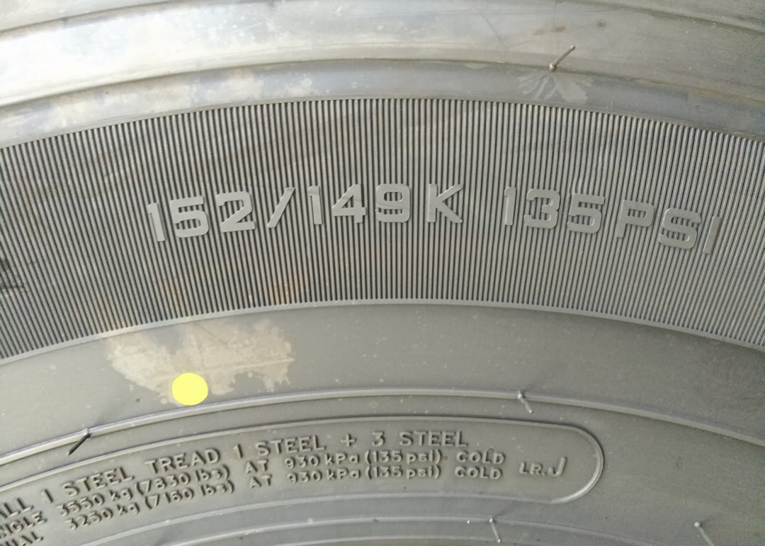 Block Type Tread Highway Truck Tires 12R22.5 Size Good Traction Capacity