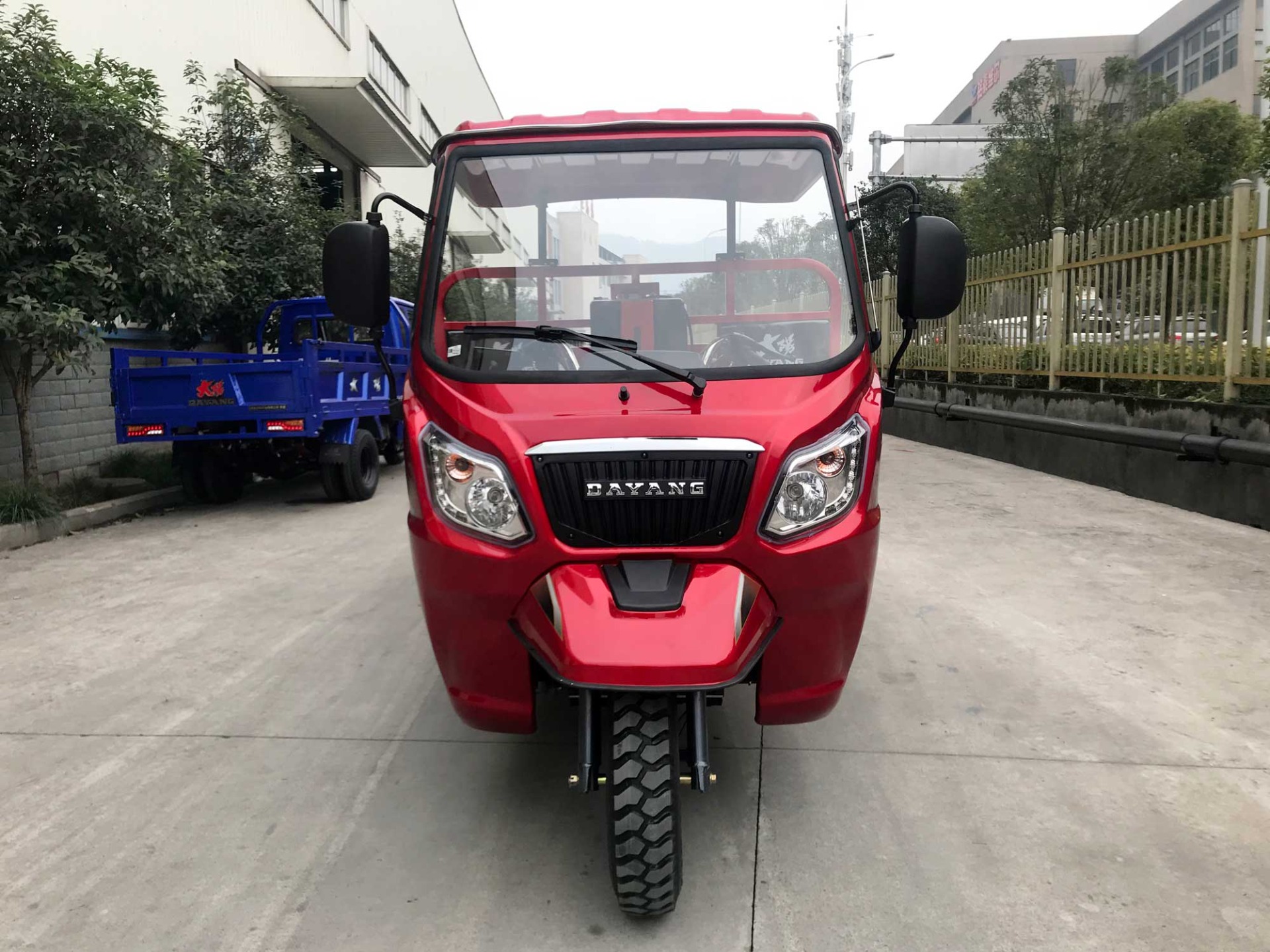 2021 Semi Cabin Motorized Cargo Tricycle 300cc with Integral Booster Drum Rear-Axle