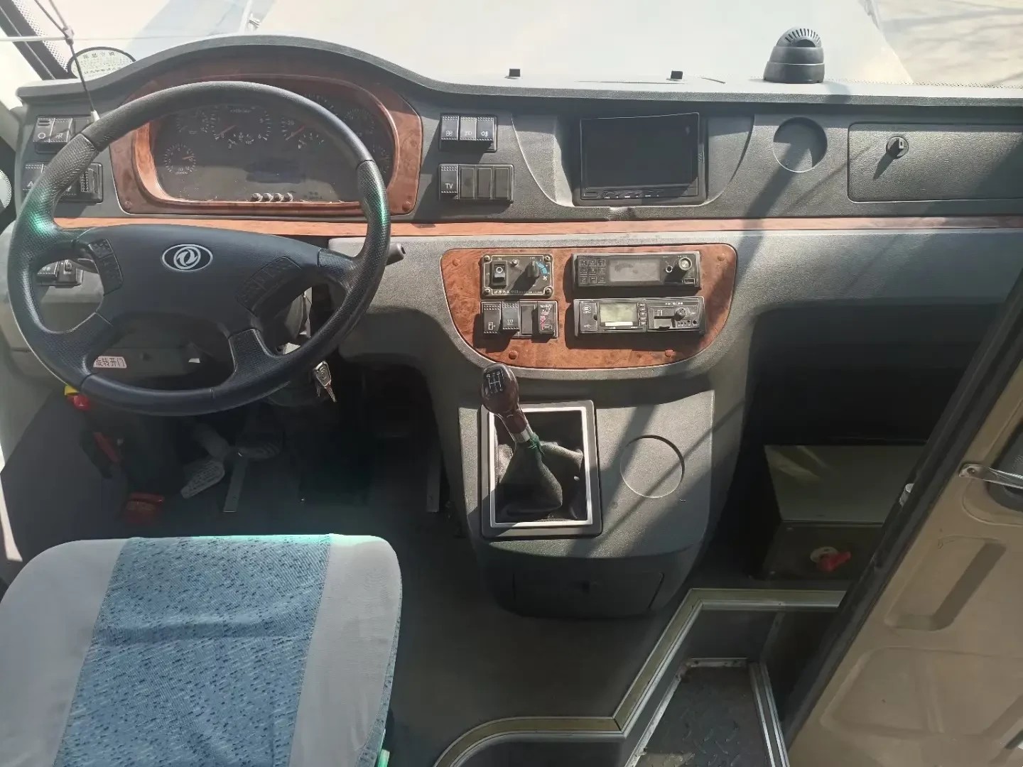 Second Hand Mini Van Front Engine Folding Gate Slidng Windows 14 Seats Used Dongfeng Mini Bus EQ6550