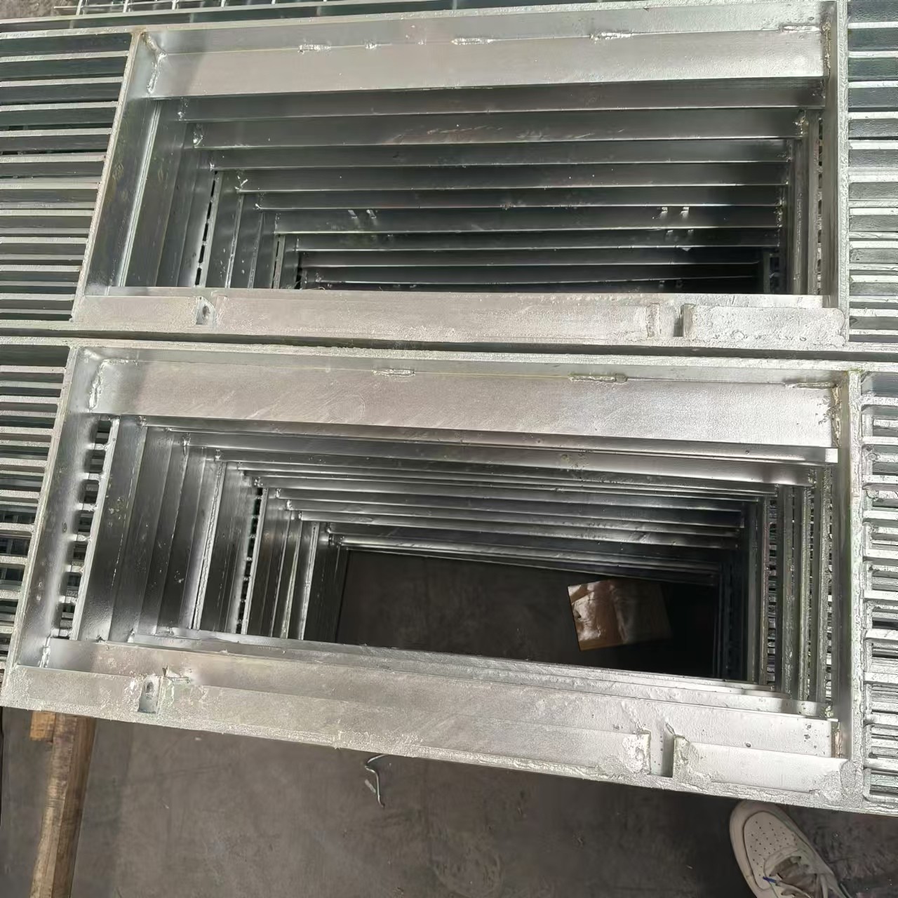 Hot-Dip Galvanized Stainless Steel Grating Corrosion Resistant Protective Ventilation Outdoor Roofing Walkways