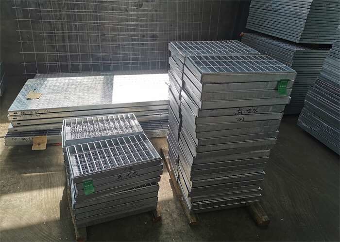 Toothed Non Skid 32*3mm Stair Treads Steel Grating Hot Dip Galvanized