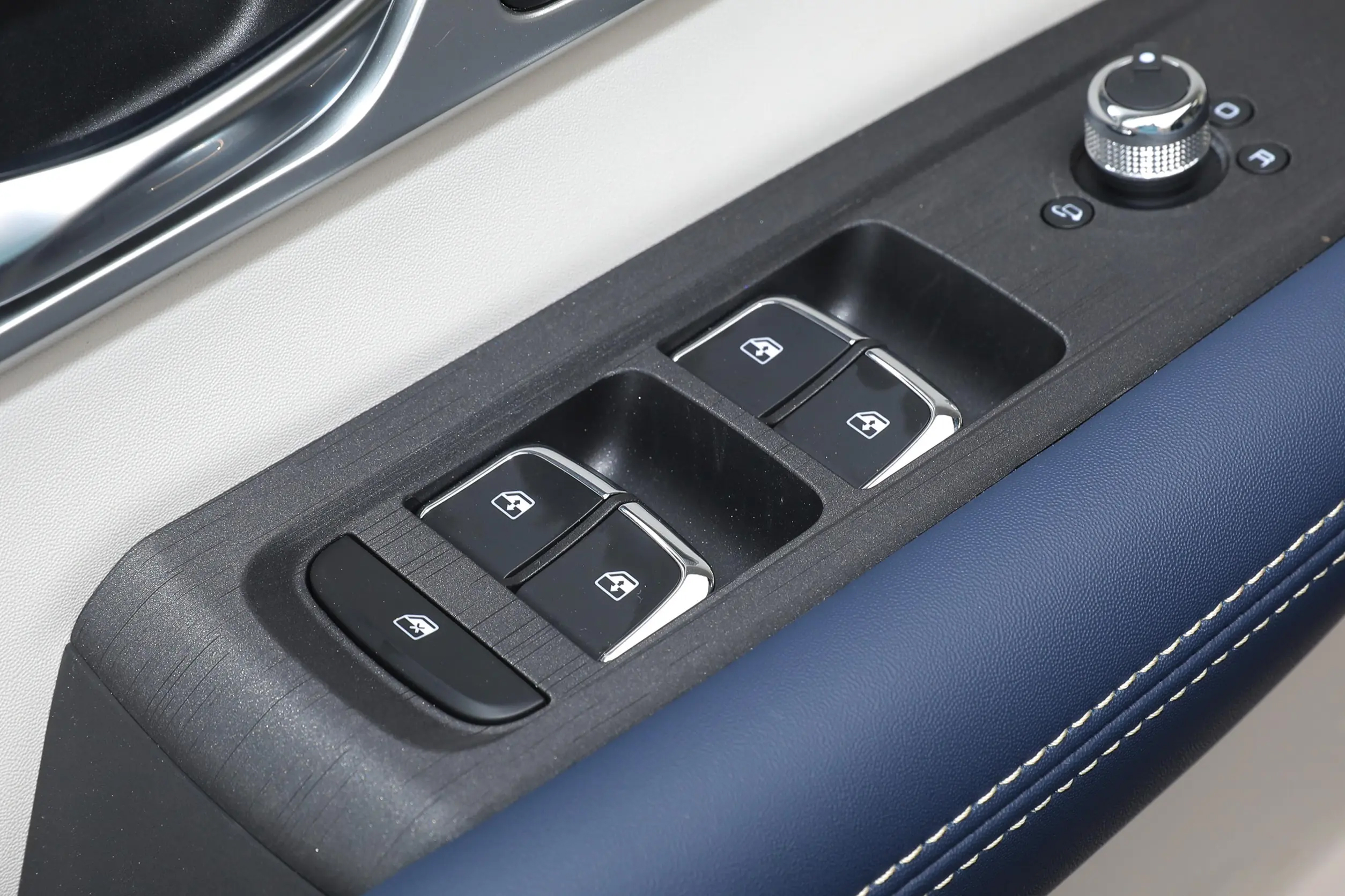 Experience the Ultimate Comfort and Performance with DONGFENG AEOLUS HUGE 1.5L Hybrid Passenger Car