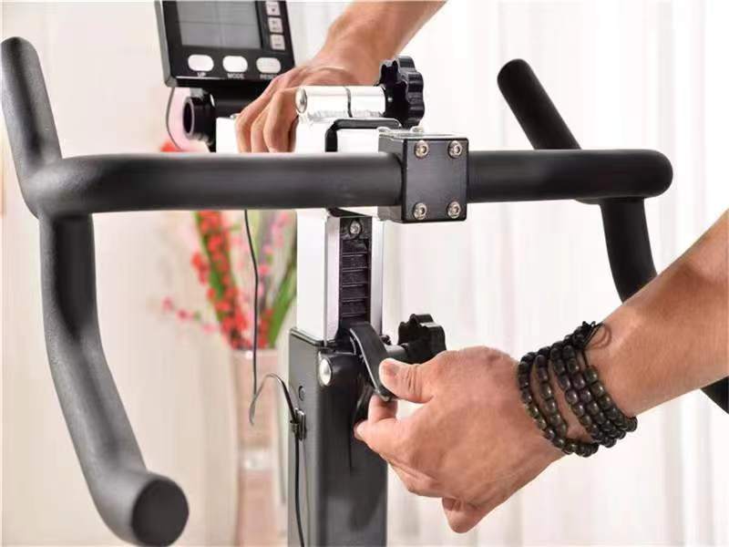 2023 Newest Type Adjustable Air Resistance Stationary Exercise Upright Spinning Airbike Assault
