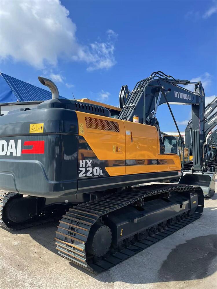 Used Hyundai HX220S HX220L 22T Crawler Excavator in Shanghai Moving Type Crawler Chain