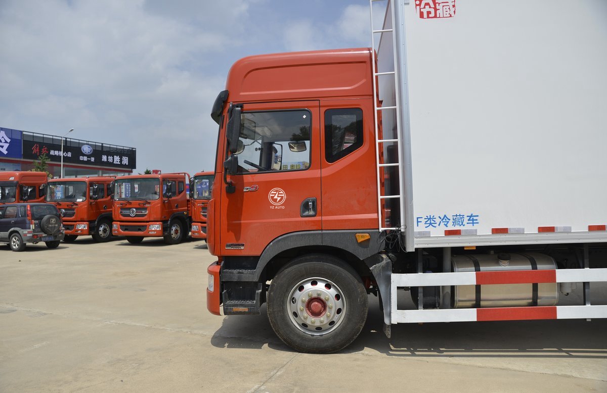 5600mm Wheelbase Dongfeng 4X2 Refrigerated Truck For Vegetable Transport Efficiency