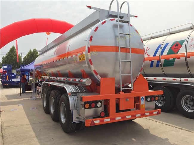 Single Compartment 36000L Fuel Tanker Semi Trailer 2 Pieces Manhole Cover