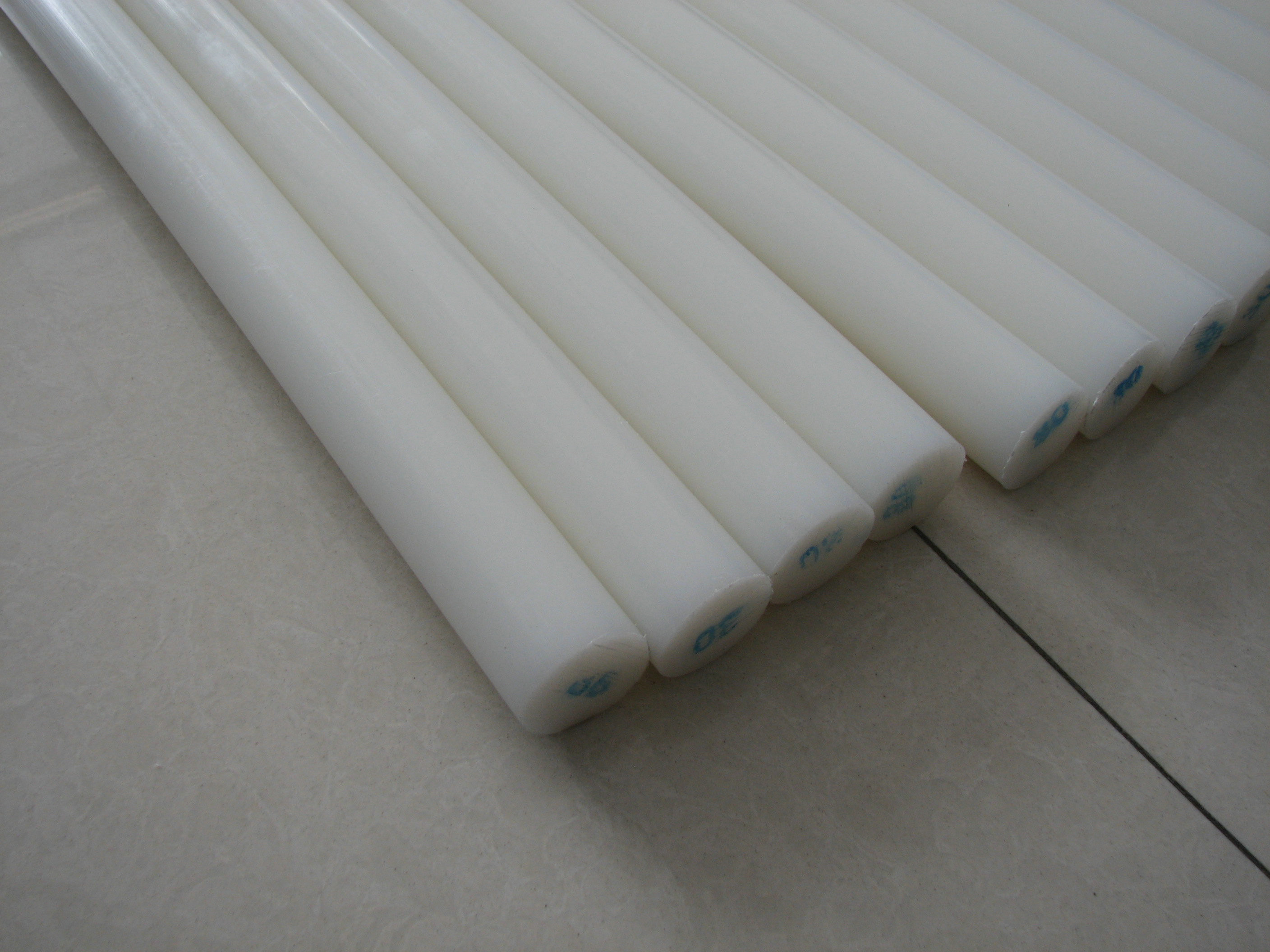 Low Temperature Tenacity Nylon Rod , Plastic Rod , 1 - 2m Length HDPE PE Bar