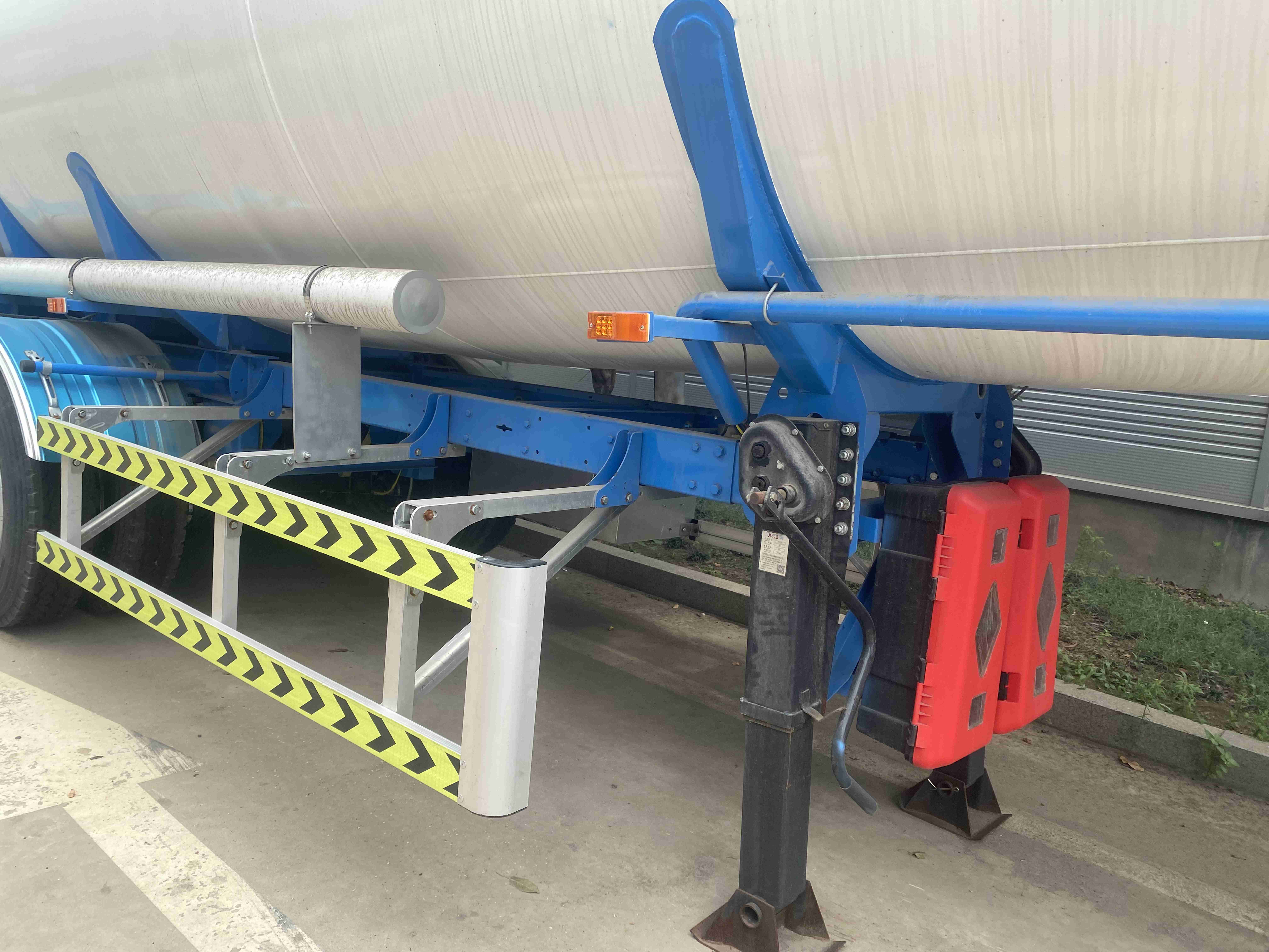 CIMC 3 axis iron S30408 11450*2500*3900mm total mass 40T curb mass 8200 use EHA dish end 4.5mm thickness ordinary liquid tank