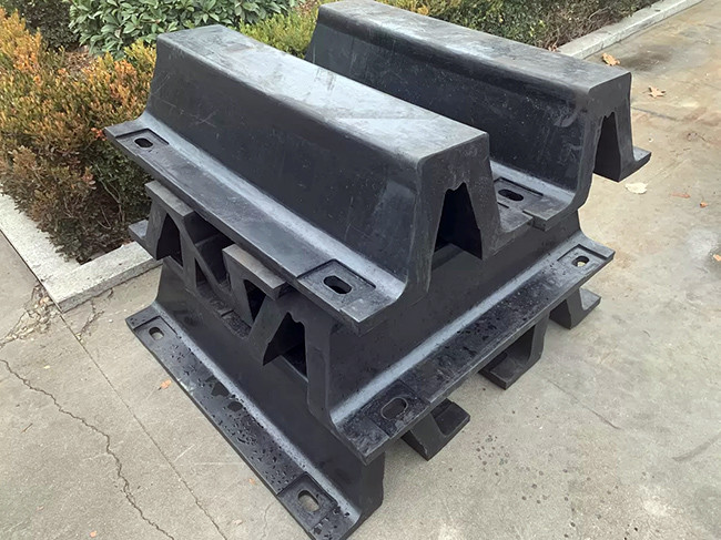 Molded Rubber Marine Dock Fenders Black Color High Bendability