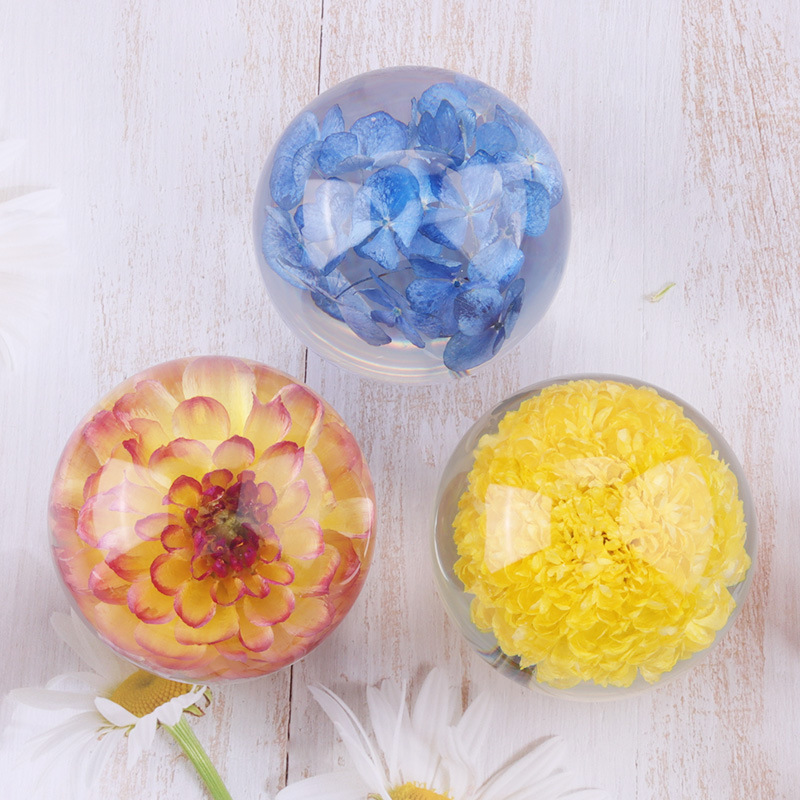 China source manufacturer of resin balls with real dry flower inside solid clear epoxy resin ball supplier