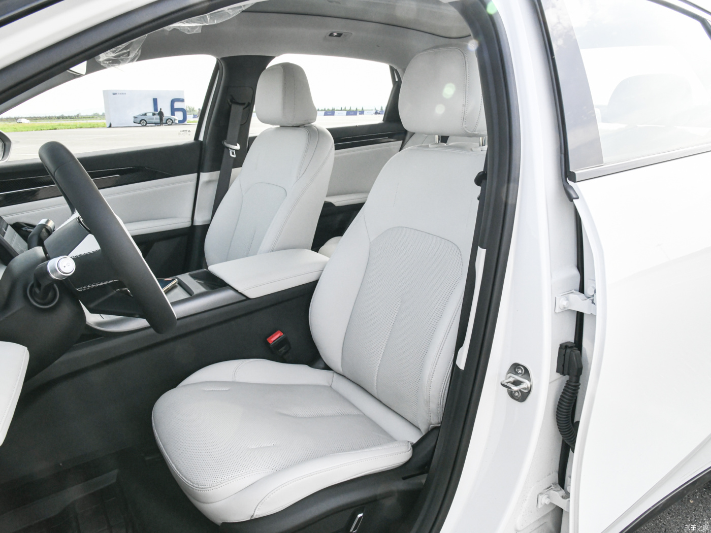 Geely Auto Galaxy L6 2023 1.5T DHT 125km Hybrid LHD Sedan Yinhe L6 Electric Sedan Maximum Power of 287kw for B2B Markets