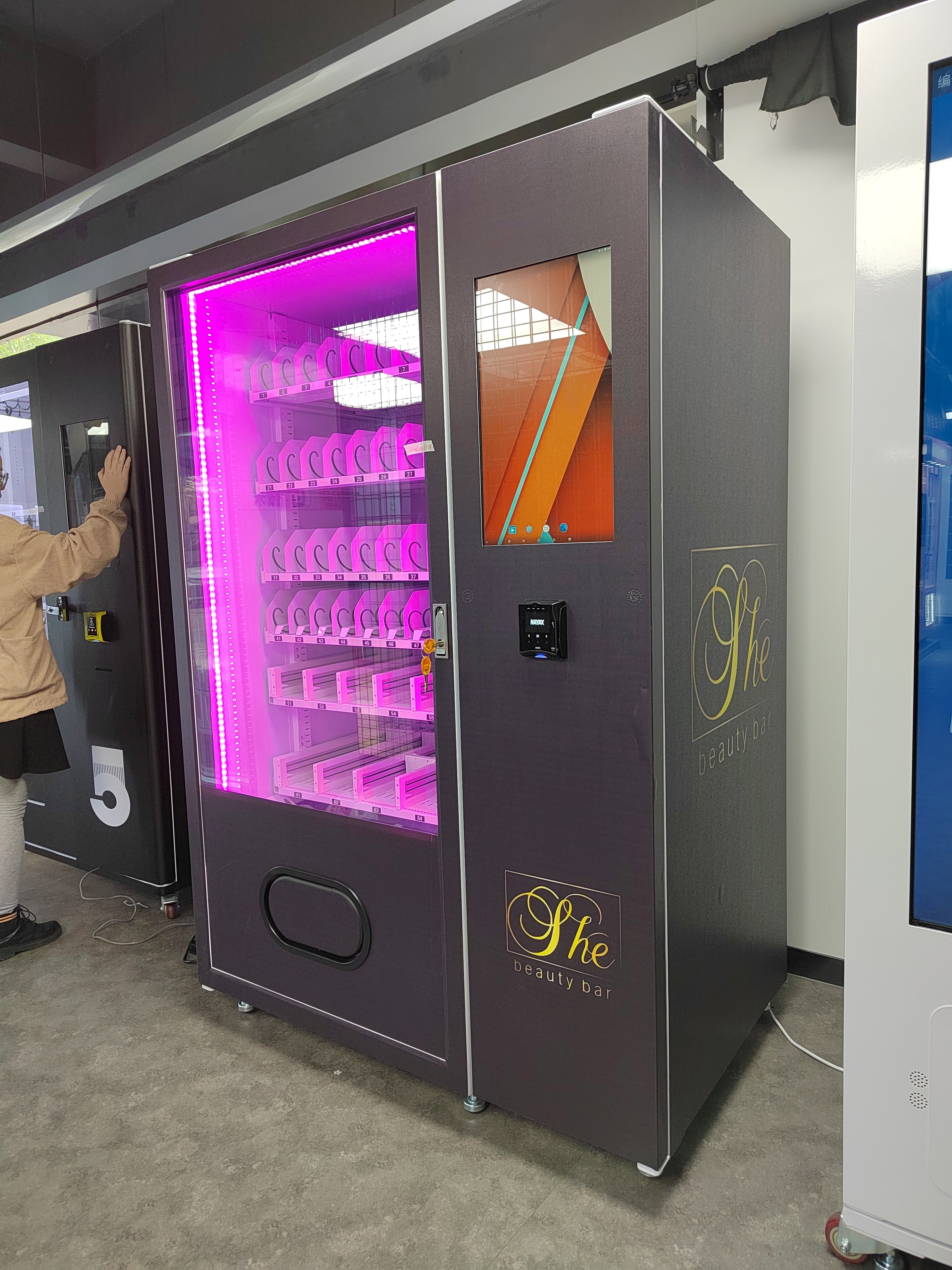 Shopping Mall Beauty 22'' Touch Screen Nail Eyelash Vending Machine with Coin Bill Acceptor
