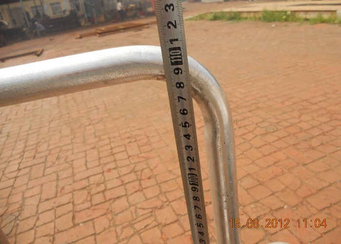 Metal Crowd Control Barriers Silver Color Weather Resistant For Vehicles Stopping