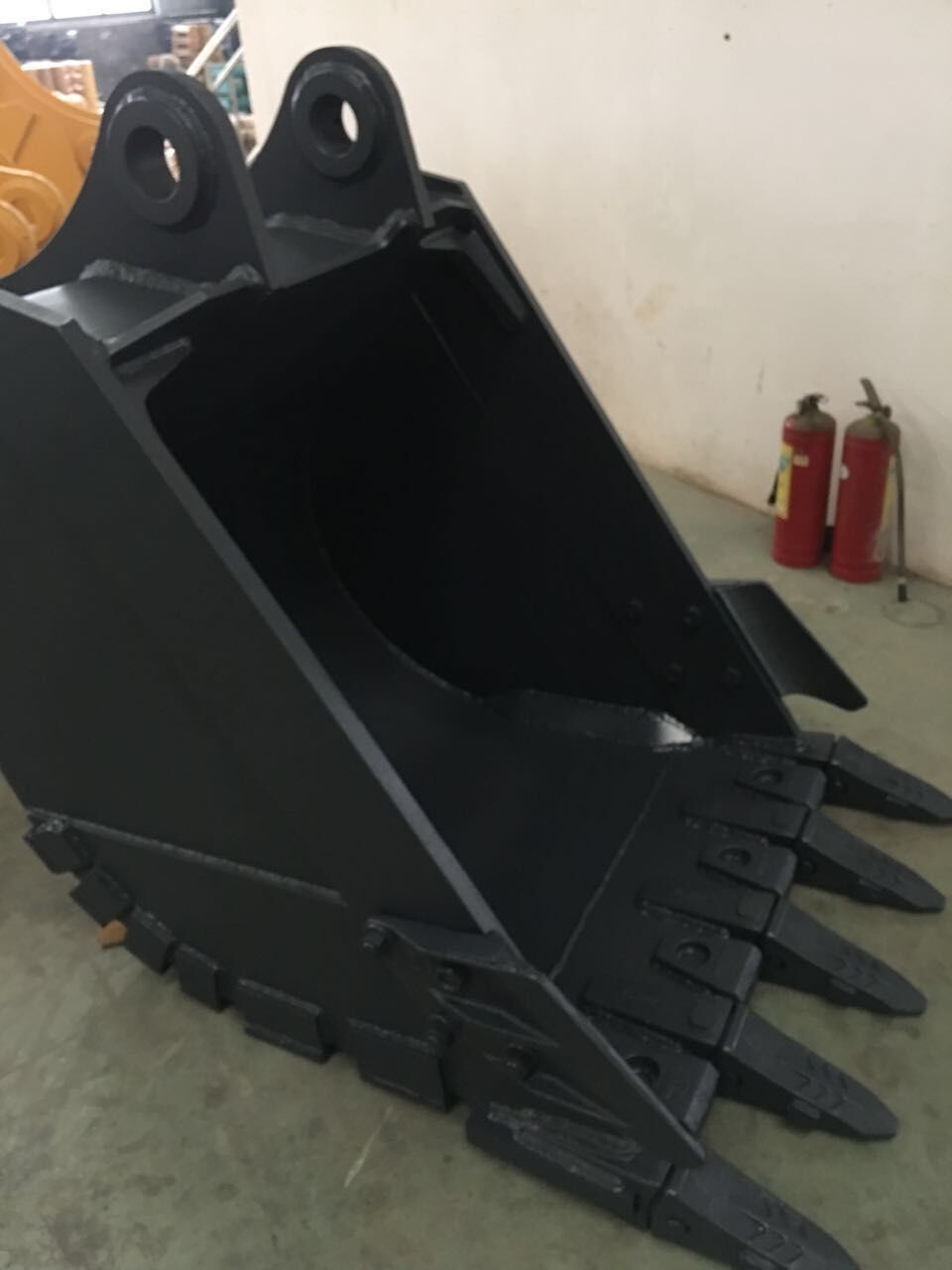 JCB JS130 Excavator Rock Bucket With Volume 0.9 Cbm To 5 Cbm Black Color