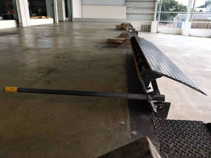 Hand Operate Mechanical Dock Leveler Edge Of Dock Plate Container Unloading