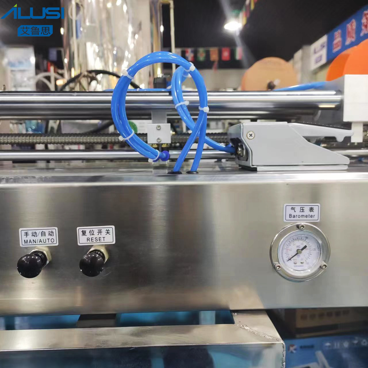 Semi Automatic Horizontal Pneumatic Liquid Filler 0.4-0.6MP Air Pressure For Oil Water