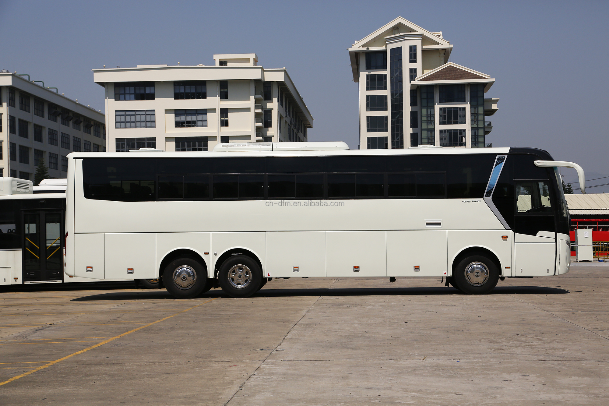 s Refurbished 57 Seats Coach Used Buses with 6 8L Engine Capacity and G.V.W of 15000kg