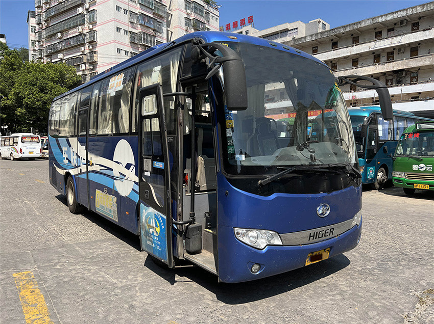 Diesel Used Tourist Bus 37 Seats 2 Door LHD Euro 4 With Manual Transmission