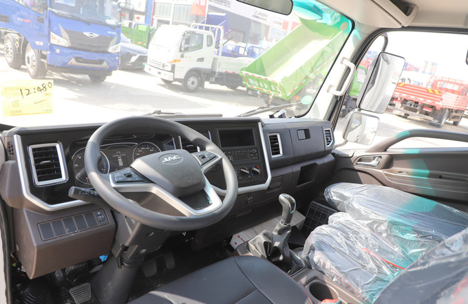 Used Cargo Trucks From China JAC S6 Model 4*2 Light Truck Cummins Engine 160hp