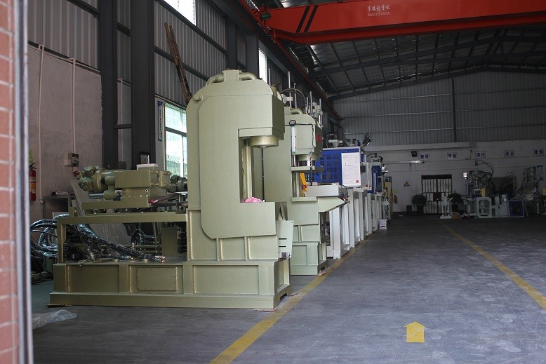 Hydraulic Double Slide Injection Molding Machine 85T 267 Cm3 Theoretical Shot Volume