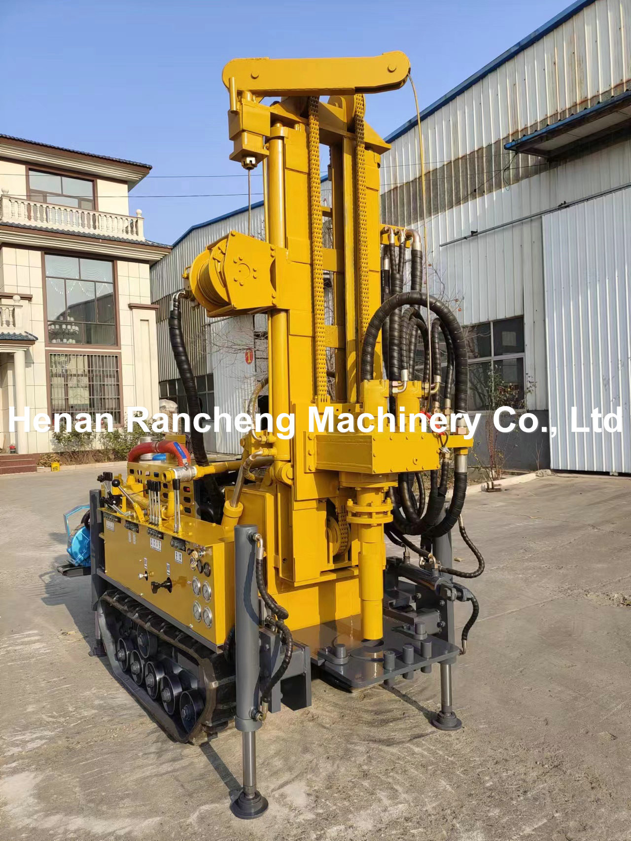 Small Crawler Water Well Drilling Machine 42KW Engine 150m Drilling Depth