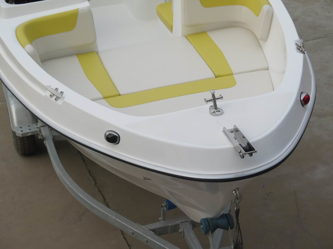 40HP 5m comfortable fiberglass pleasure yacht with all cushions