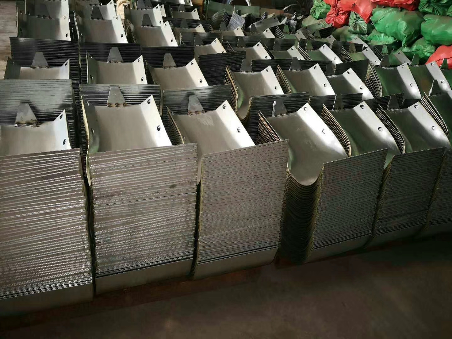 Q235 Q345 Hot Dip Galvanized Guardrail R End Wings for Highway in Customized Colors