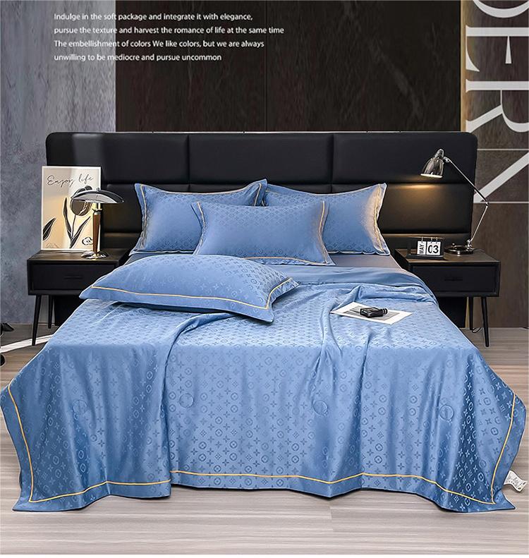 Comfortable and Breathable 200TC Satin Jacquard Quilt Set for Cool Summer Nights