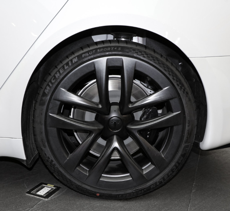Fantastic Tesla New Model S Double Motors 493KW All-Wheel-Drive Version 715KM Range