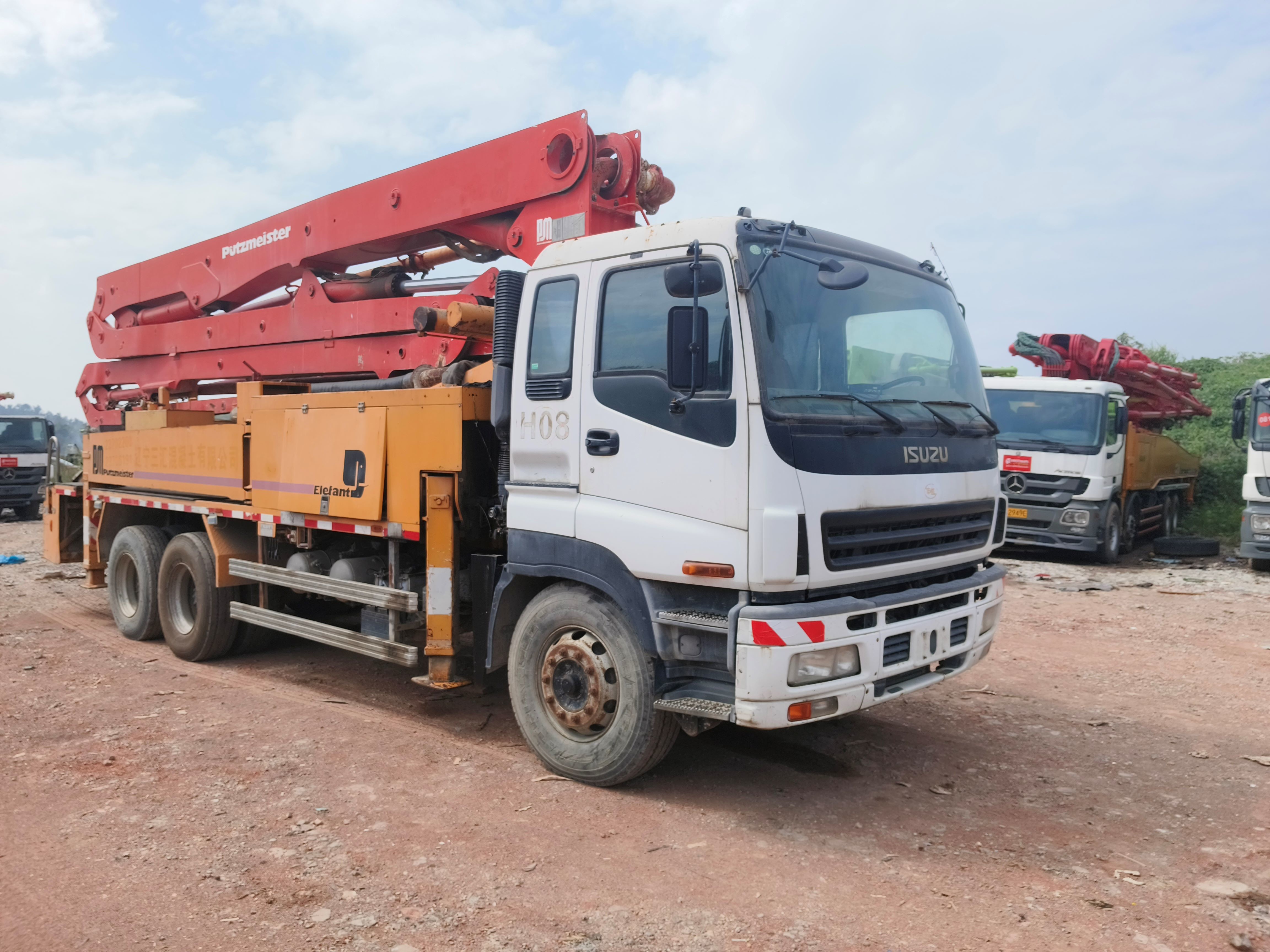 Red and Yellow Used Putzmeister Concrete Pump 38 Meters with Cylinder Type Structure