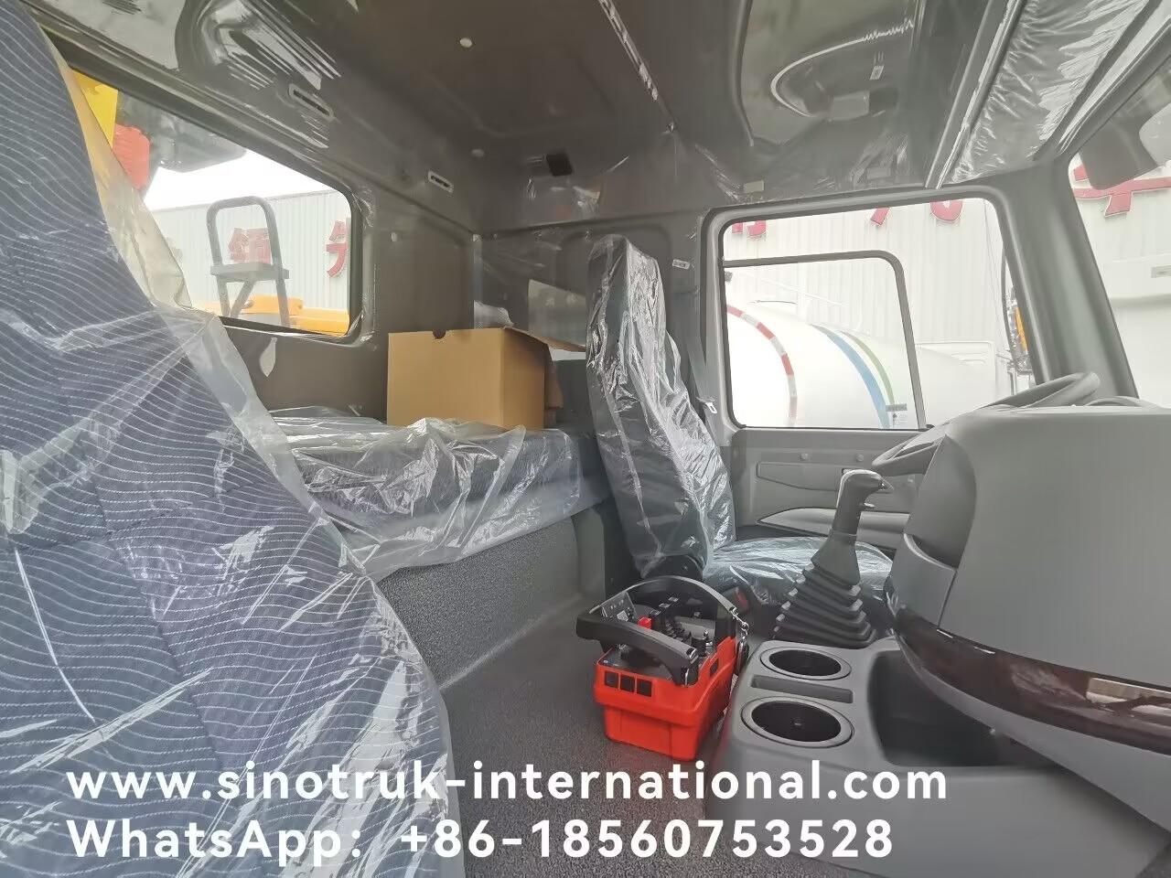 SINOTRUK Truck Mounted Cranes Equipment 12 Tons XCMG For Lifting 6X4 400HP