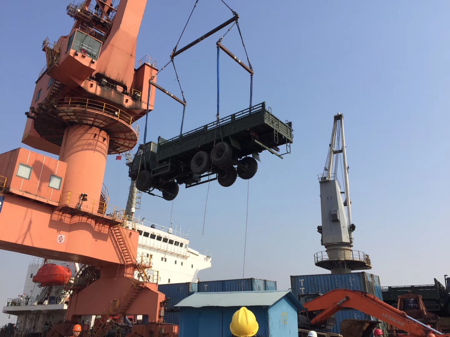 5000kg Gross Vehicle Weight Dongfeng Single Row 4X2 Van Truck