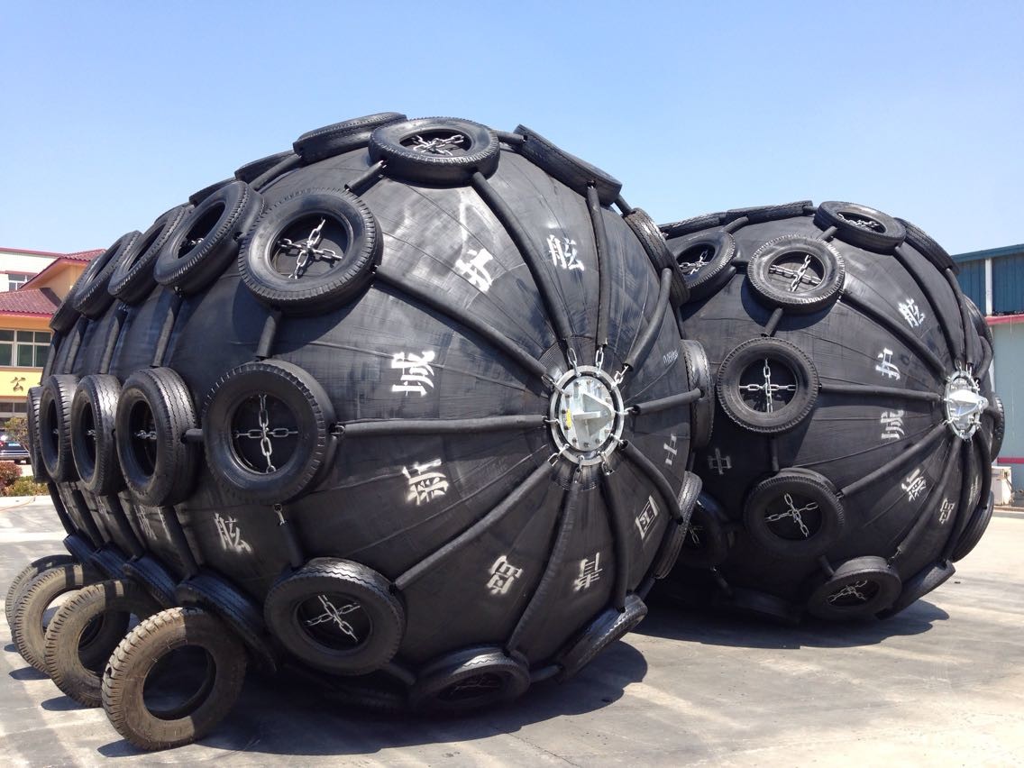 Marine Pneumatic Rubber Fender With Galvanized Chain And Tire