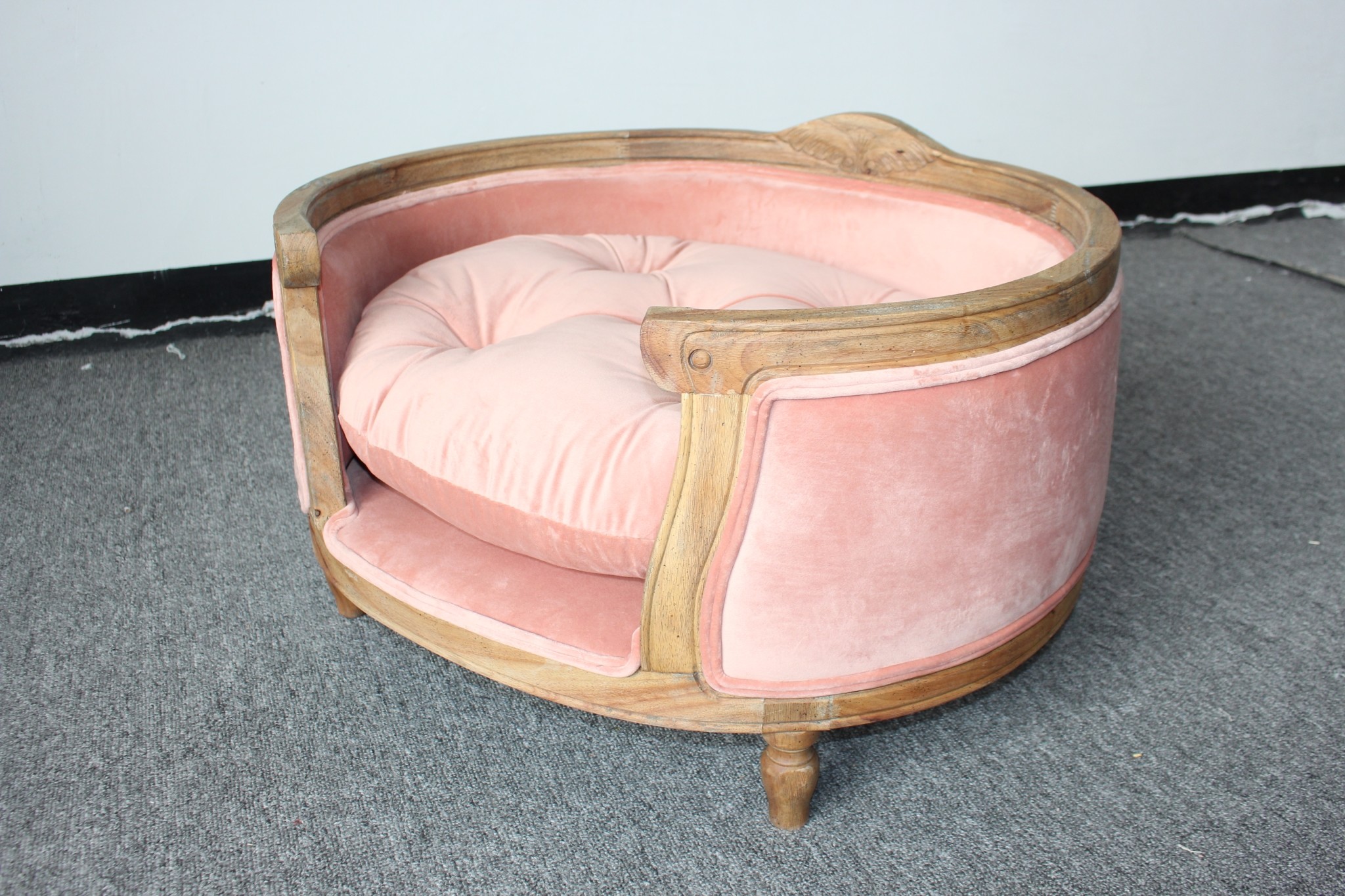 Nice design furniture for dogs oak wood frame dog house good cushion with velvet fabric dog house