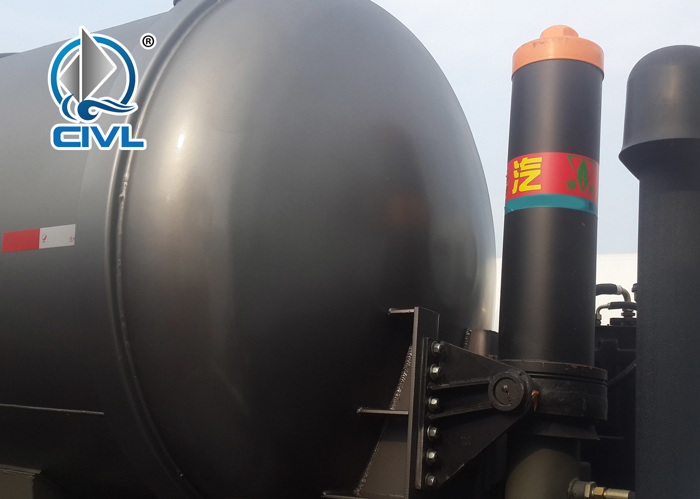 HOWO 6 Disposal Sewage Suction Truck Wheeler 8000L For Construction Sucking and Draining Sewage